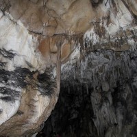 Большая Азишская пещера. По легенде, этот меч  должен упасть на голову самого грешного туриста).JPG